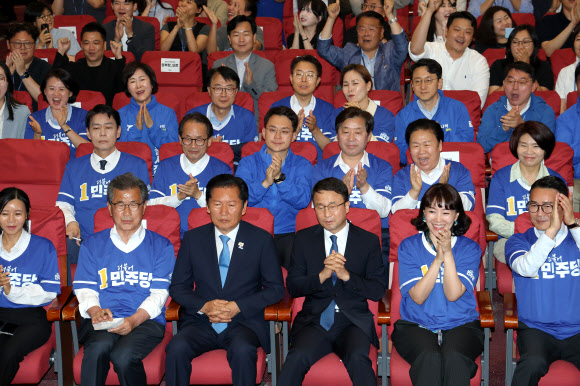 출구조사 결과에 환호하는 민주당
