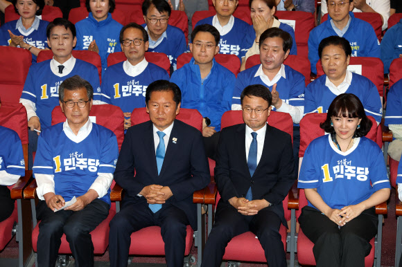 출구조사 결과 지켜보는 민주당