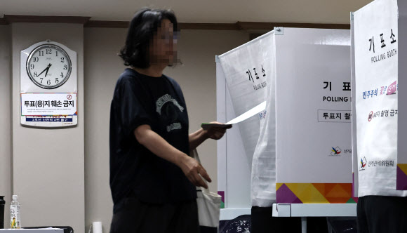 6·3 지방선거 본투표일인 3일 투표용지 부족 사태가 발생한 서울 송파구 가락2동 제3투표소에서 한 유권자가 마감시간 후 투표하고 있다. 2026.6.3  연합뉴스