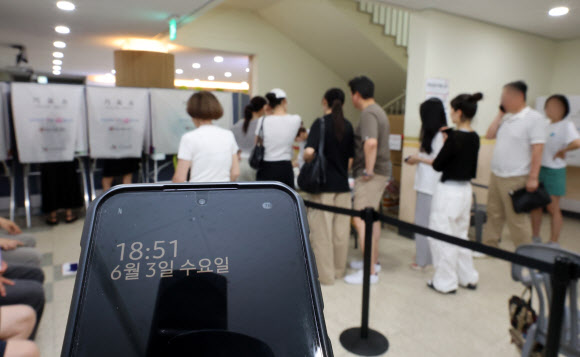 6·3 지방선거 본투표일인 3일 서울 송파구 잠실2동 6투표소에서 투표용지 부족으로 유권자들이 투표마감 시간 이후에도 투표하고 있다. 2026.6.3 연합뉴스