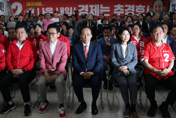 출구조사 발표 보는 국민의힘 후보들