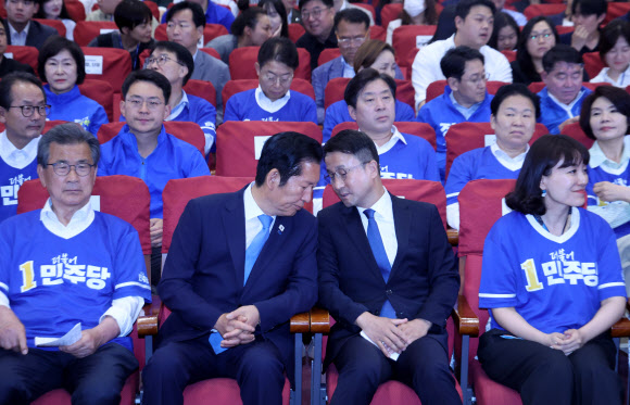 출구조사 결과 발표 보며 대화하는 정청래-한병도