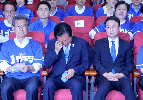 출구조사 결과 발표 지켜보는 정청래 위원장
