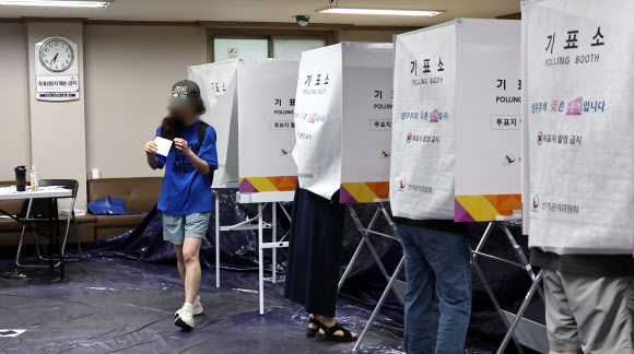 6·3 지방선거 본투표일인 3일 서울 송파구 가락2동 제3투표소에서 투표용지 부족으로 유권자들이 투표마감 시간 이후에도 투표를 하고 있다. 2026.6.3  연합뉴스