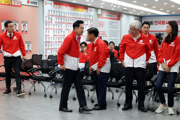 출구조사 발표 뒤 당사 떠나는 장동혁 상임선대위원장