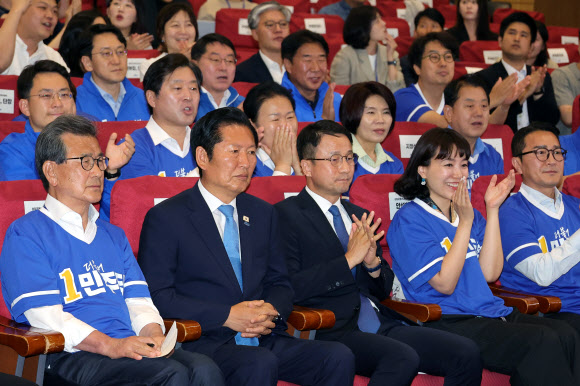 출구조사 결과 지켜보는 민주당