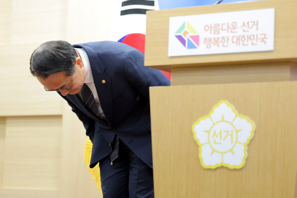 허철훈 중앙선거관리위원회 사무총장이 6·3 지방선거 본투표일인 3일 경기 과천 중앙선관위에서 투표용지 부족 사태 관련 대국민 사과를 하고 있다. 2026.6.3  연합뉴스