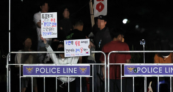 6·3 지방선거 본투표일인 3일 경기 과천 중앙선거관리위원회 앞에서 시민들이 투표용지 부족 사태에 대해 항의하고 있다. 2026.6.3  연합뉴스