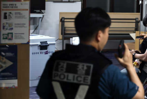 6·3 지방선거 본투표일인 3일 투표용지 부족으로 오후 10시 투표를 마친 서울 송파구 잠실7동 제2투표소에서 투표함 반출이 지연되고 있다. 2026.6.3  연합뉴스