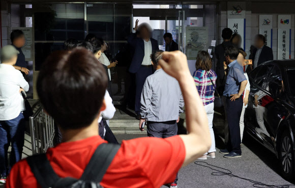 3일 서울 종로구 서울시선관위 앞에 모여든 시민들이 투표용지 부족 사태와 관련해 개표중지 및 선거무효 등을 주장하며 항의하고 있다. 2026.6.3  연합뉴스