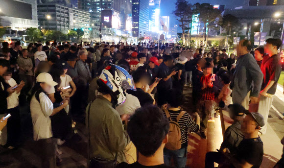 6·3 지방선거 본투표일인 3일 밤 서울 광화문 광장에 투표용지 부족 사태에 항의하는 시민들이 모여 있다. 2026.6.3  연합뉴스