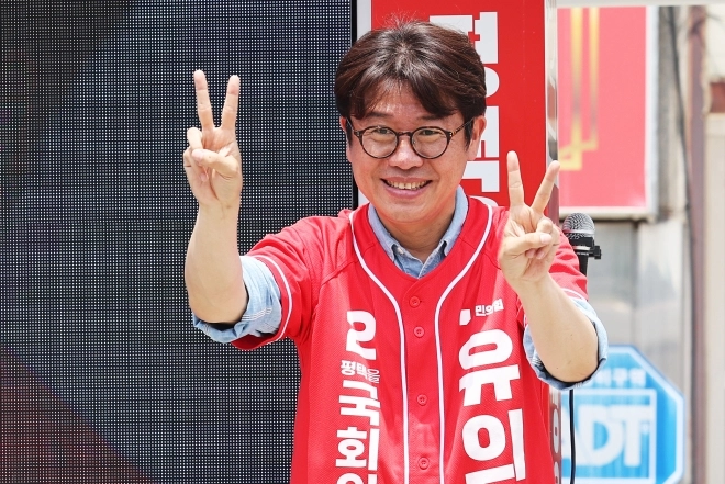경기 평택을 국회의원 재선거에 출마한 국민의힘 유의동 후보가 2일 경기도 평택시 안중읍에서 지지를 호소하고 있다. 2026.6.2. 연합뉴스