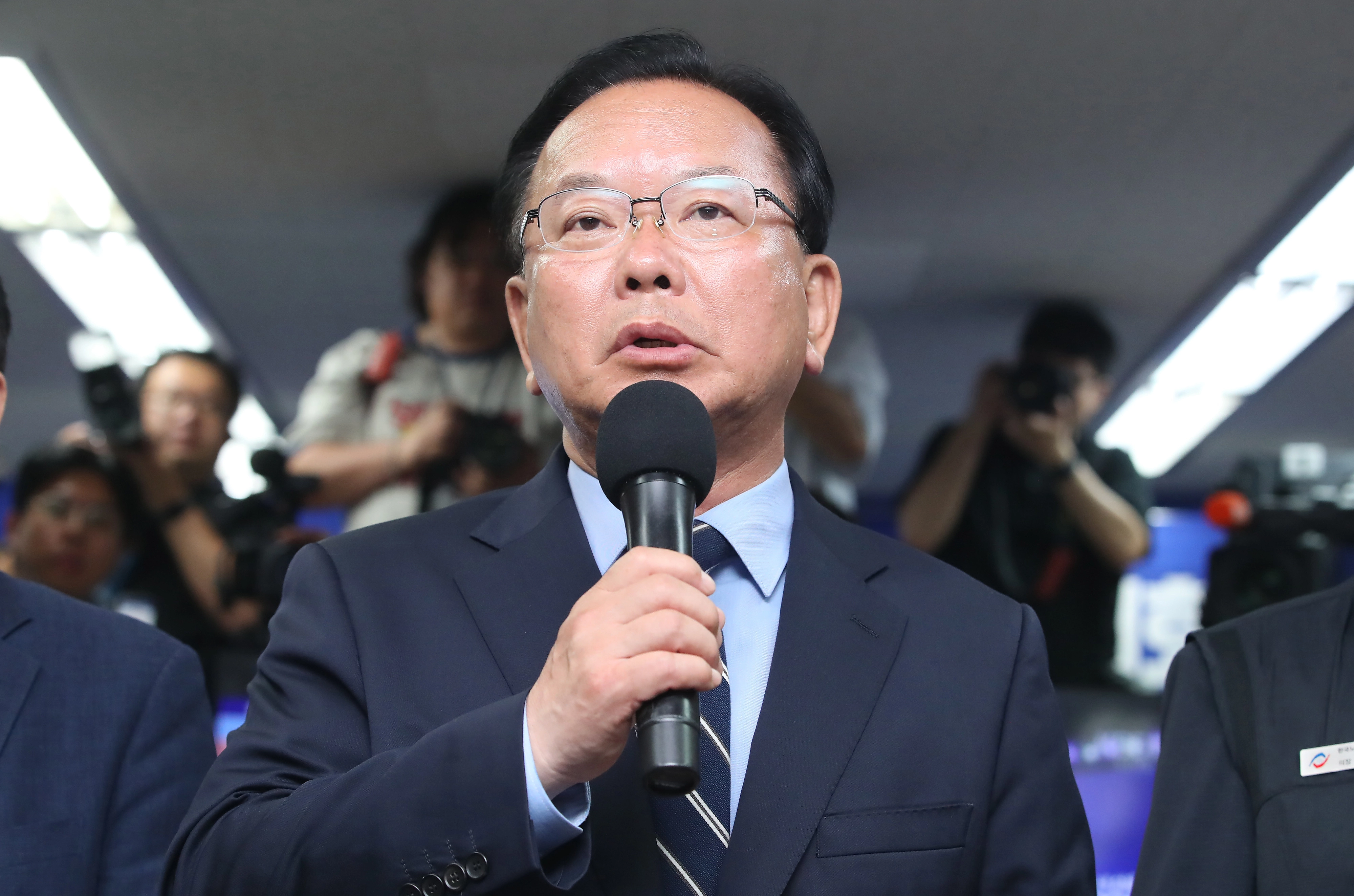 낙선 인사 전하는 김부겸 후보  김부겸 더불어민주당 대구시장 후보가 4일 대구 달서구 선거사무소에서 낙선 인사하고 있다. 2026.6.4. 연합뉴스