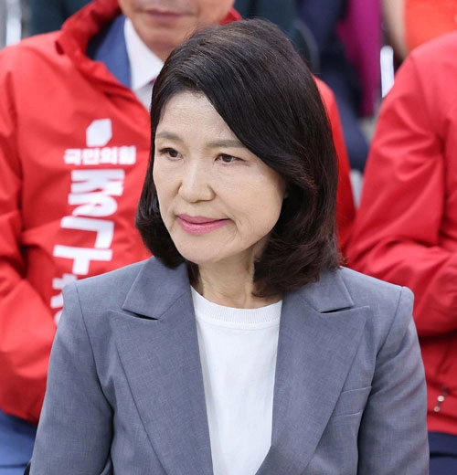이진숙 국민의힘 대구 달성 후보가 3일 국민의힘 대구시당사에서 출구조사 결과를 지켜보는 모습.
대구 연합뉴스