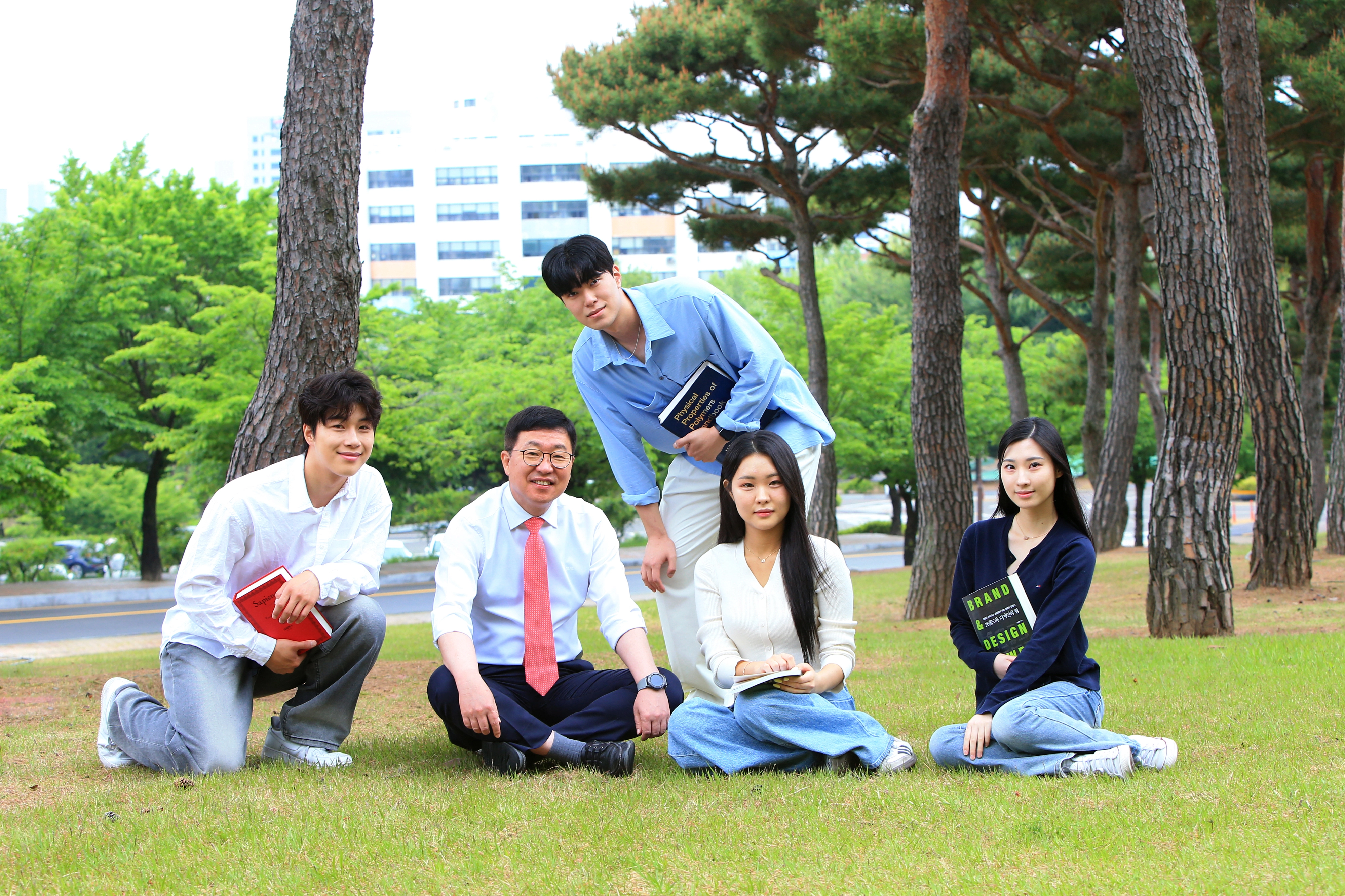 김춘성 조선대 총장이 학생들과 교정에서 포즈를 취하고 있다. 
조선대 제공