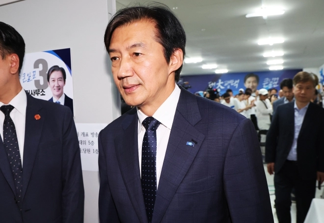 경기 평택을 국회의원 재선거에 출마한 조국혁신당 조국 후보가 4일 경기도 평택시 선거사무소에서 선거 패배를 인정한 후 떠나고 있다. 2026.6.4. 연합뉴스