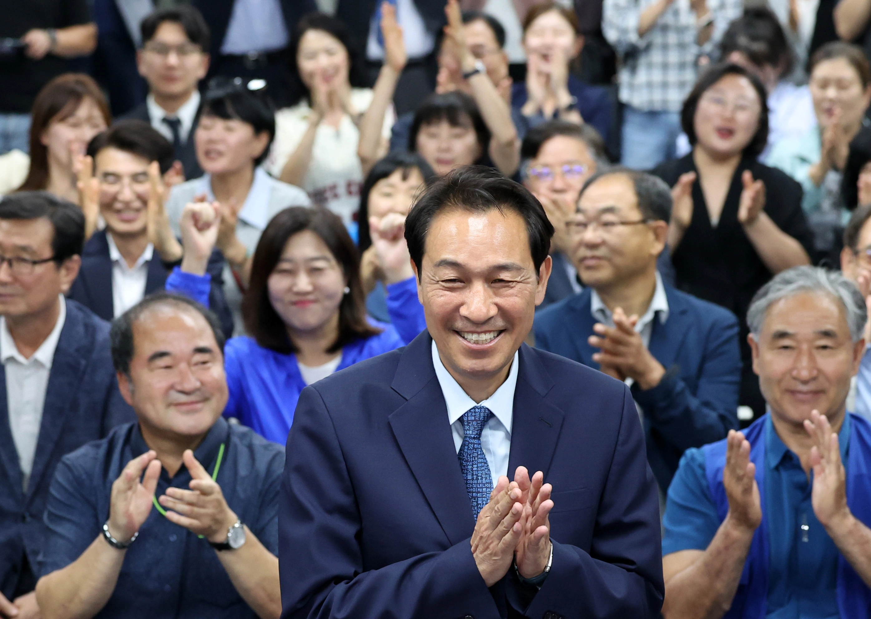 더불어민주당 우상호 강원특별자치도지사 후보가 4일 춘천시 더불어민주당 강원도당에서 당선이 확실시된 뒤 밝게 웃고 있다. 2026.6.4. 연합뉴스
