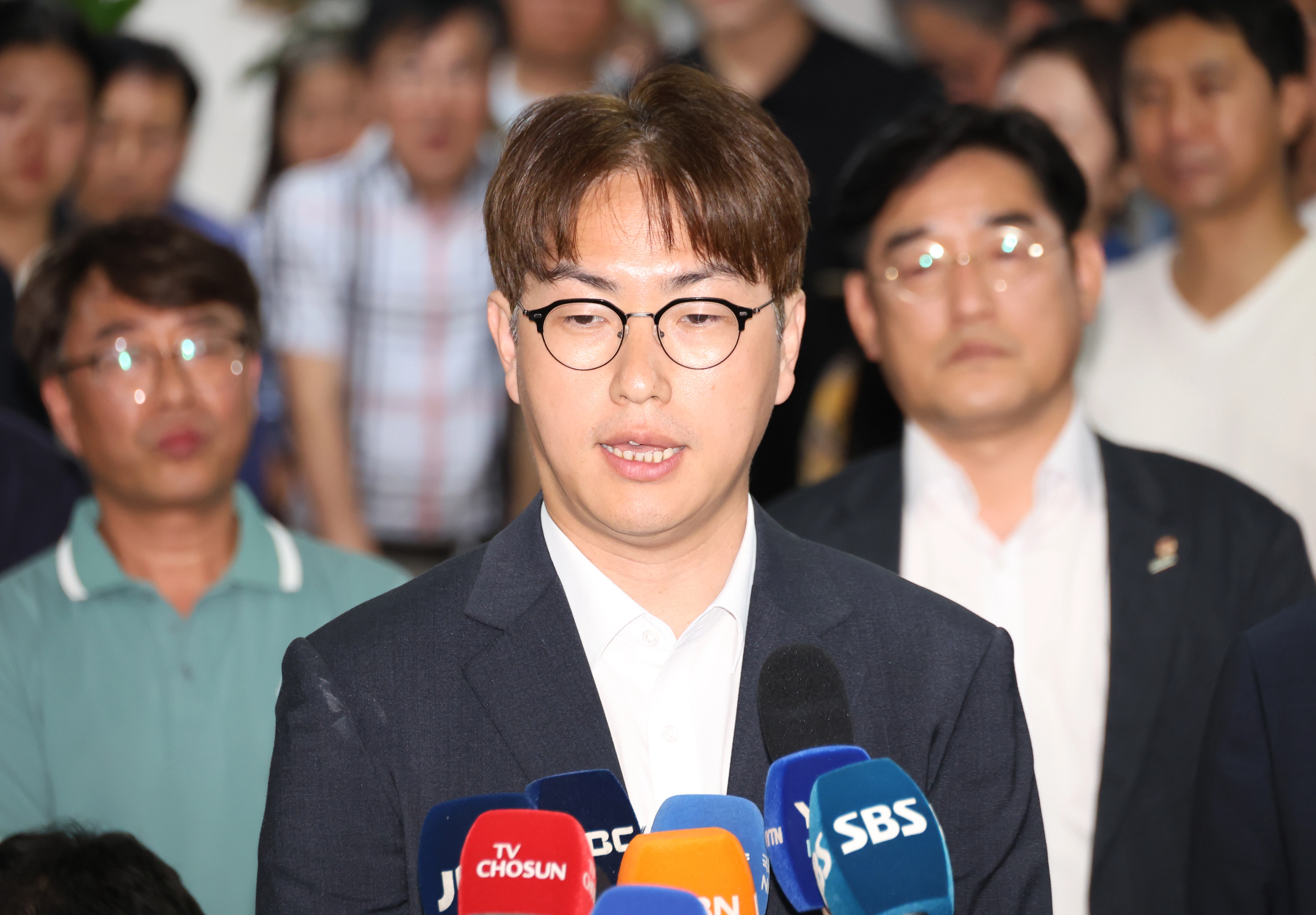 더불어민주당 하정우 부산 북갑 국회의원 보궐선거 후보가 4일 부산 북구 선거사무소에서 패배를 인정하는 입장을 밝히고 있다. 2026.6.4. 연합뉴스