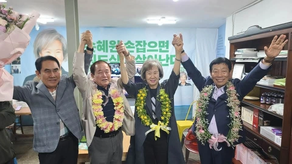 제9회 전국동시지방선거 목포시의원에 출마한 무소속 손혜원(오른쪽 두 번째) 후보가 4일 당선 소식을 듣고 지지자들과 함께 기뻐하고 있다. 2026.6.4.
손혜원 당선인 측 제공