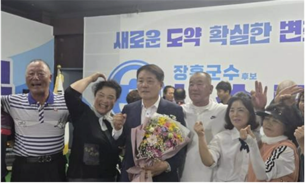 이번 6·3 지방선거에서 전남 장흥군수에 당선된 사순문 조국혁신당 사순문 당선인이 지지자들과 환호하고 있다. (사순문 선거사무소 제공)