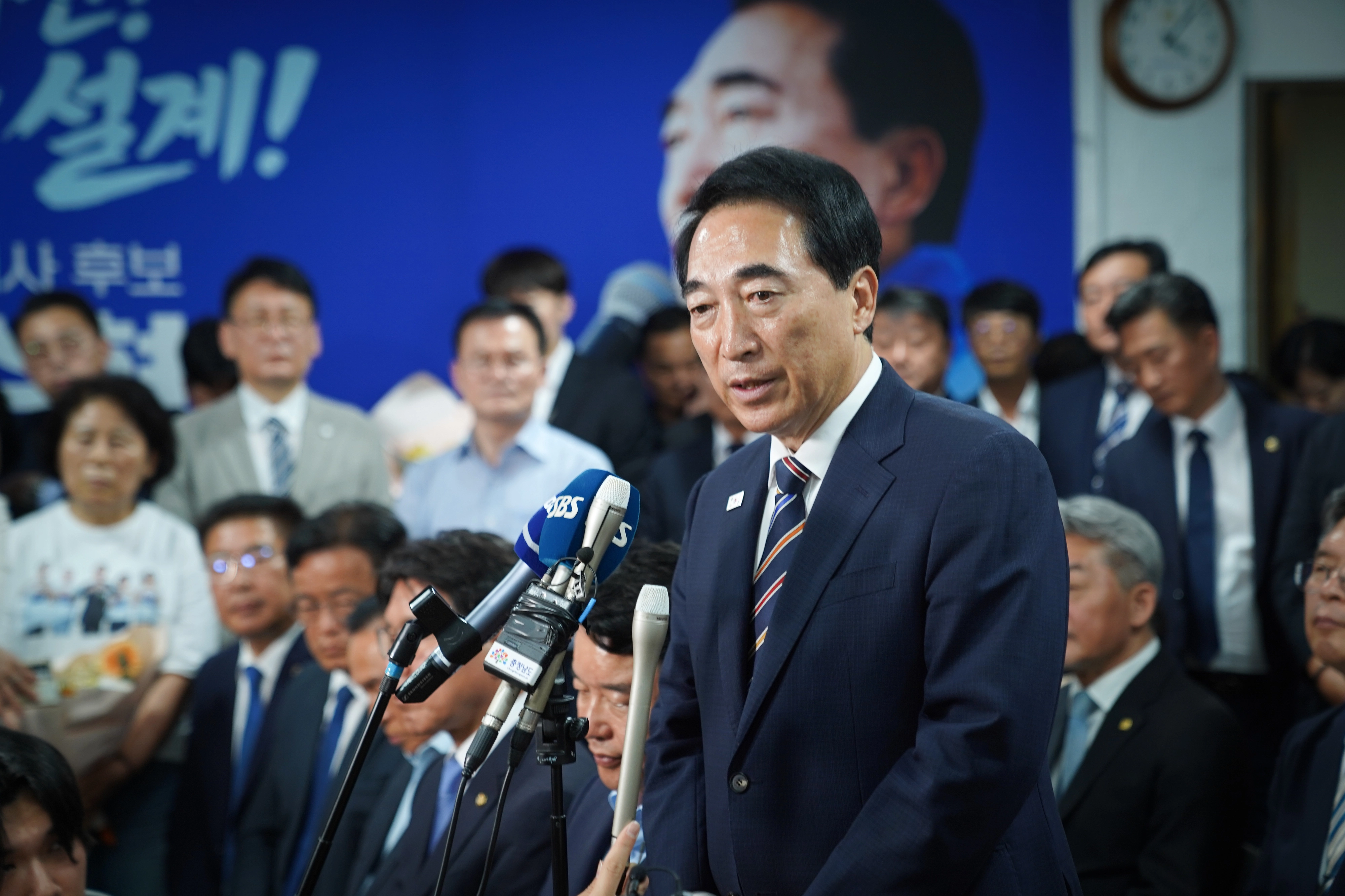 박수현 민주당 충남도지사 후보가 당선이 확정된 후 소감과 향후 정책 방향을 발표하고 있다. 박 후보 캠프 제공