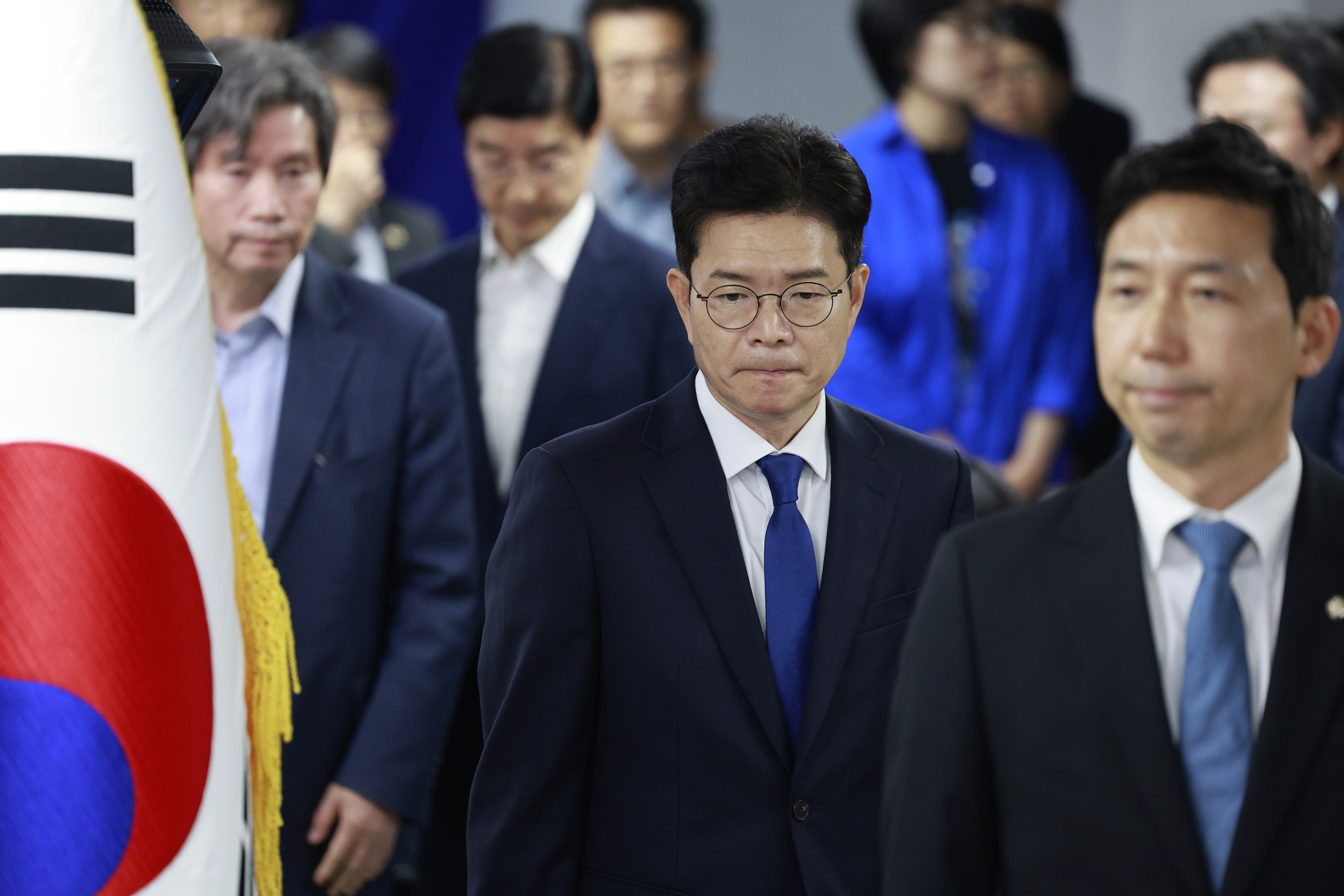 선거 사무실 들어서는 정원오  정원오 더불어민주당 서울시장 후보가 4일  오전 서울 중구 세종대로 캠프에서 제9회 전국동시지방선거 관련 입장을 밝히기 위해 입장하고 있다.