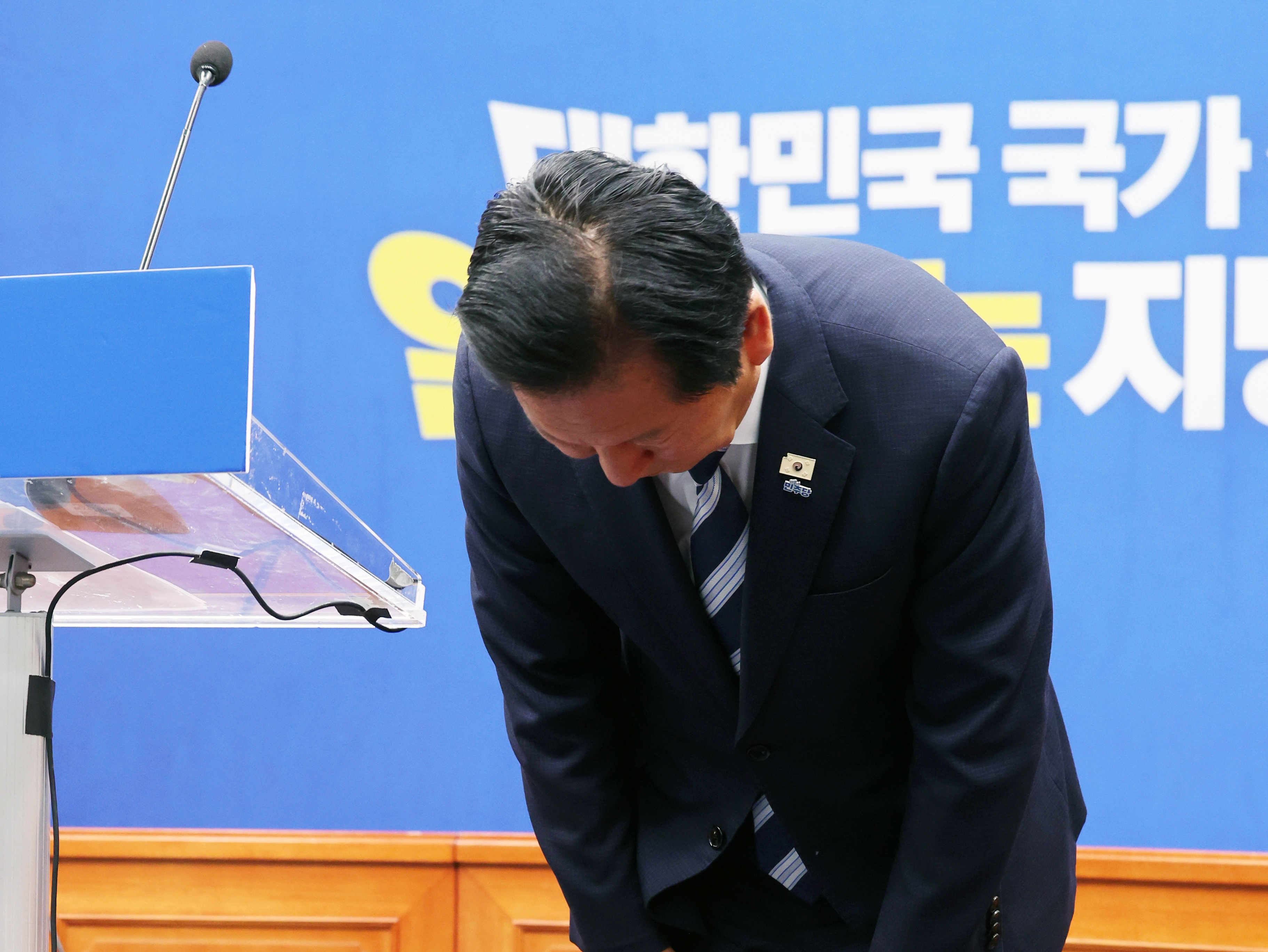 인사하는 정청래 대표  정청래 더불어민주당 대표가 4일 오전 서울 여의도 국회에서 열린 ‘6·3지방선거 결과’ 관련 기자회견에서 인사를 하고 있다.