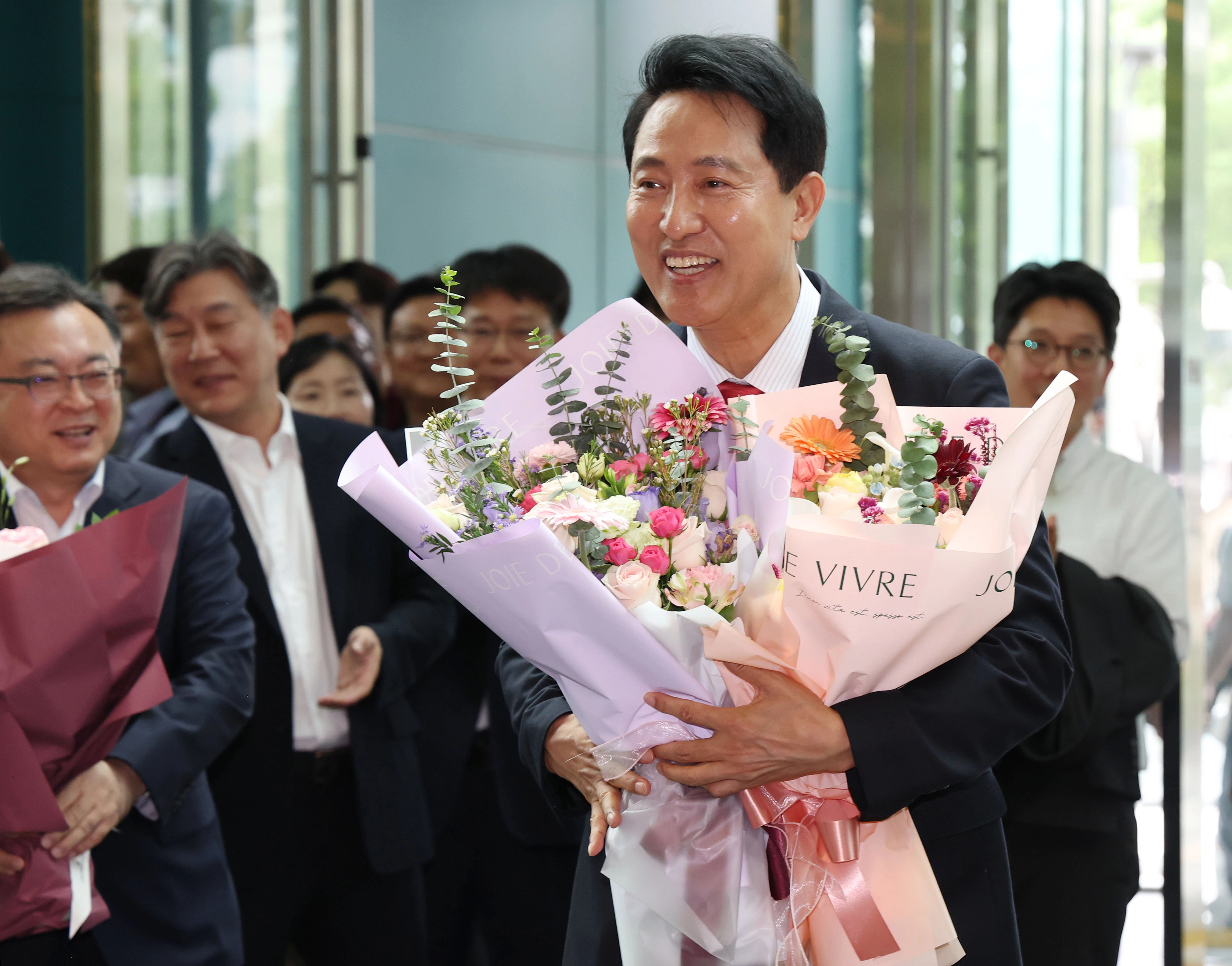 오세훈 당선인, 서울시청 복귀  오세훈 서울특별시장 당선인이 4일 서울시청에서 직원들에게 꽃다발을 받고 있다. 공동취재 2026.06.04.