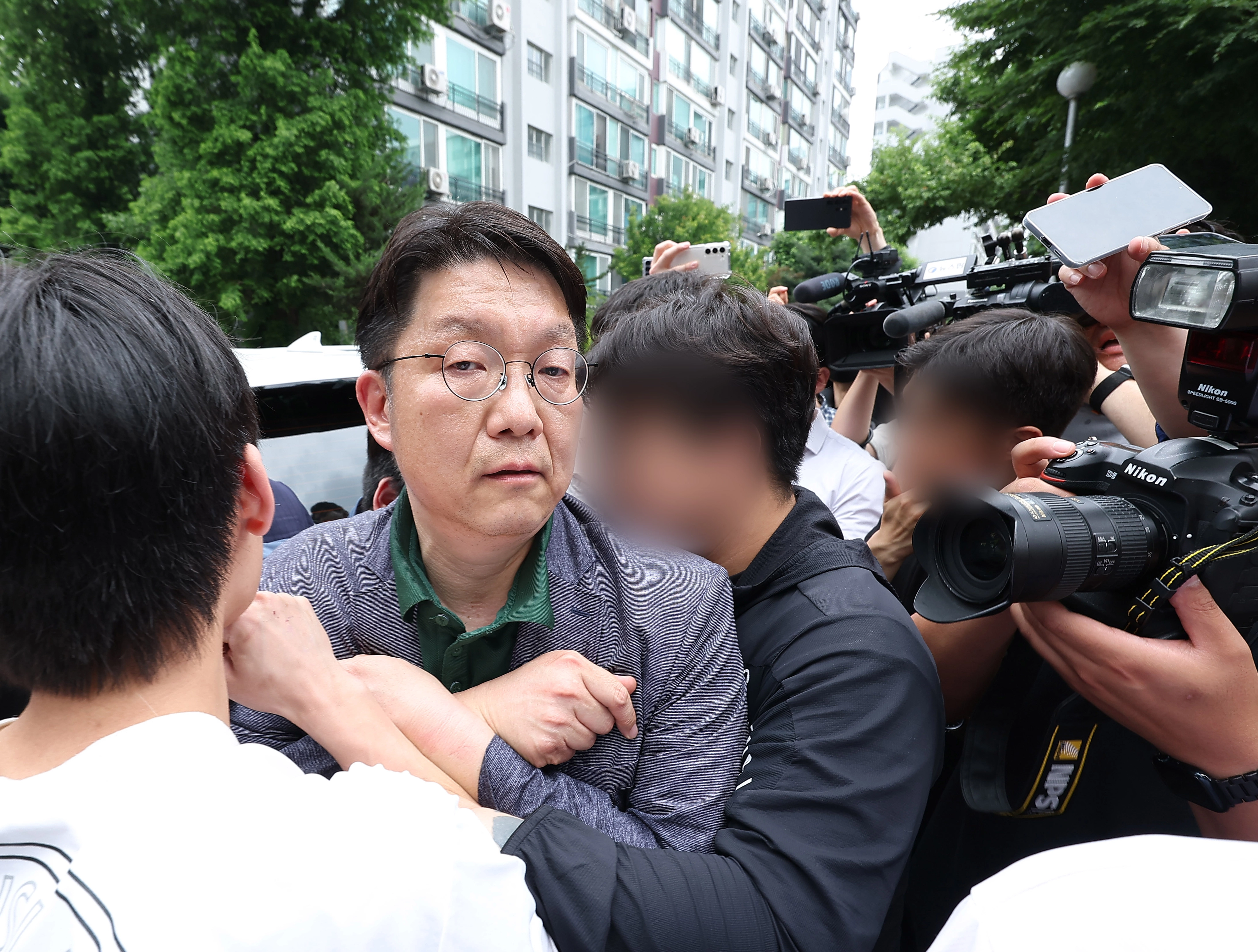 투표함 반출 막힌 송파 투표소 찾은 서울선관위 사무처장  김범진 서울시선관위 사무처장이 4일 서울 송파구 잠실7동 제2투표소로 들어가려다 투표함 반출을 막는 시민들의 제지를 받고 있다. 
    이 투표소에서는 전날 9회 전국동시지방선거 및 국회의원 재·보궐선거 투표용지 부족으로 투표 시간이 오후 10시까지 연장됐고, 투표함이 개표소로 옮겨지지 못했다. 2026.6.4 연합뉴스