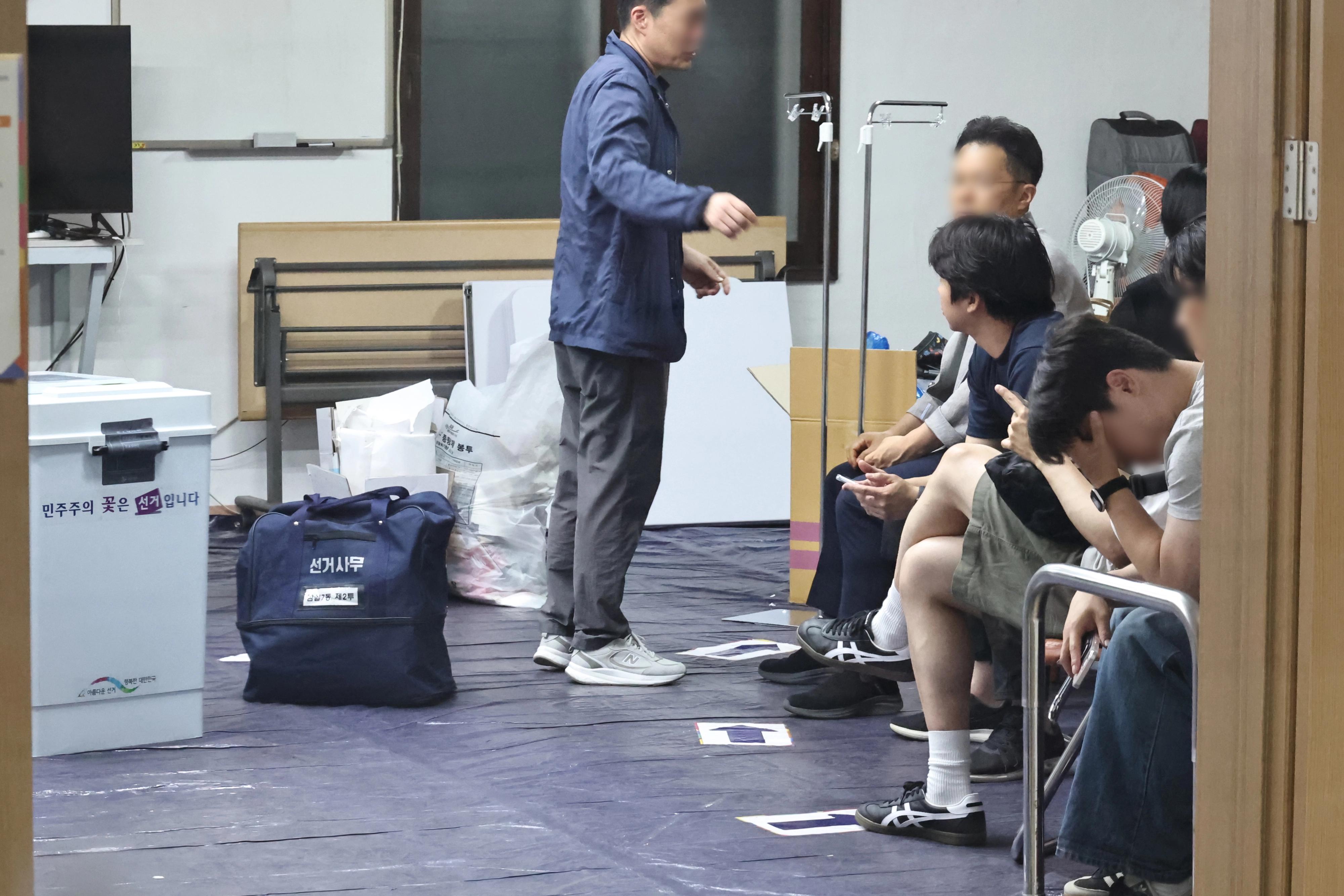 투표함 이송 지연  6·3 지방선거 본투표일인 3일 투표용지 부족으로 투표시간이 오후 10시까지 연장된 서울 송파구 잠실7동 제2투표소에서 투표 종료 후 투표함 이송이 지연되고 있다. 2026.6.3  연합뉴스