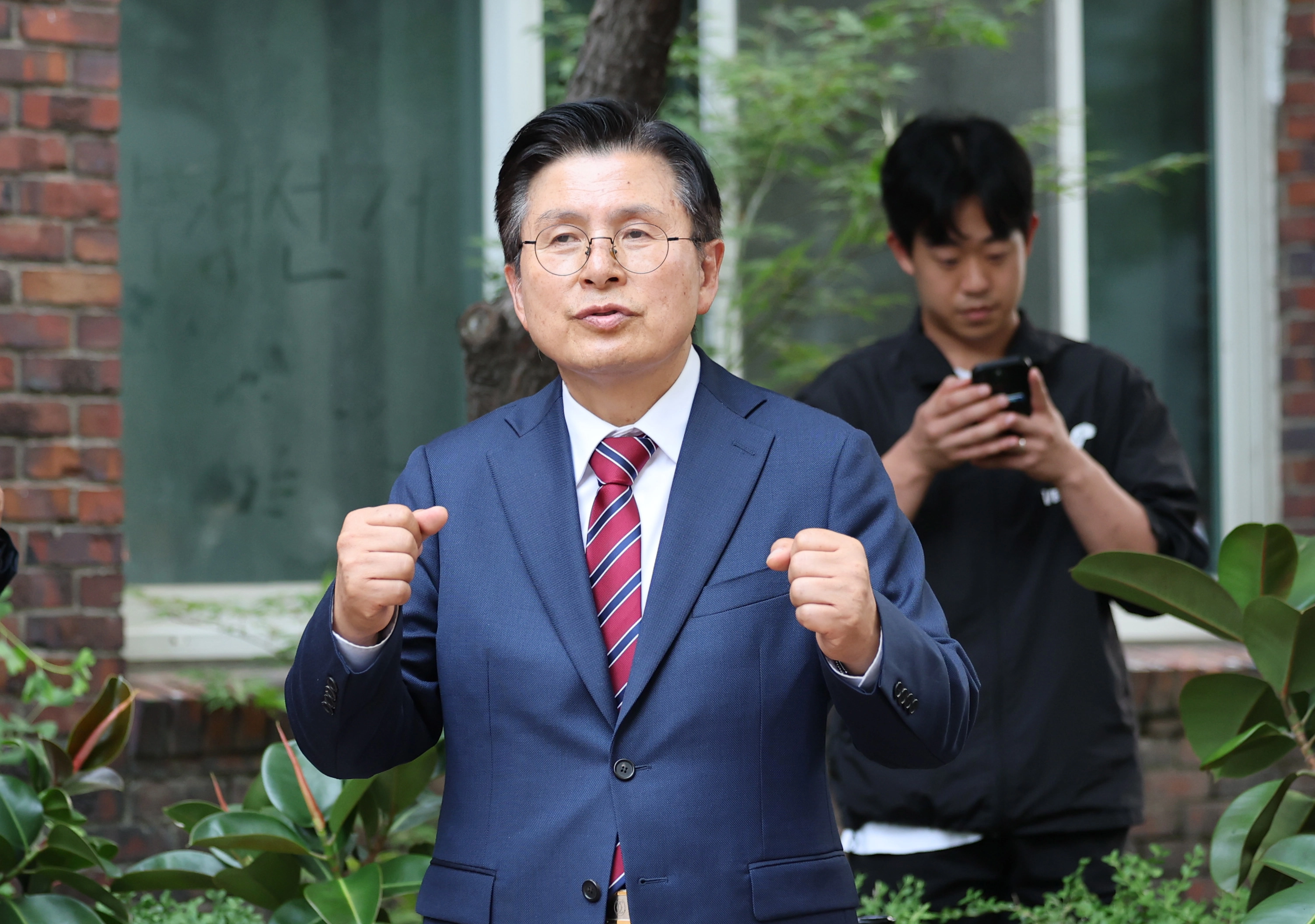 부정선거 외치는 황교안  황교안 자유와혁신 대표가 제9회 전국동시지방선거 및 국회의원 재·보궐선거 본투표일에 투표용지 부족 사태가 발생한 서울 송파구 잠실7동 제2투표소 앞에서 4일 구호를 외치고 있다. 2026.6.4 뉴스1