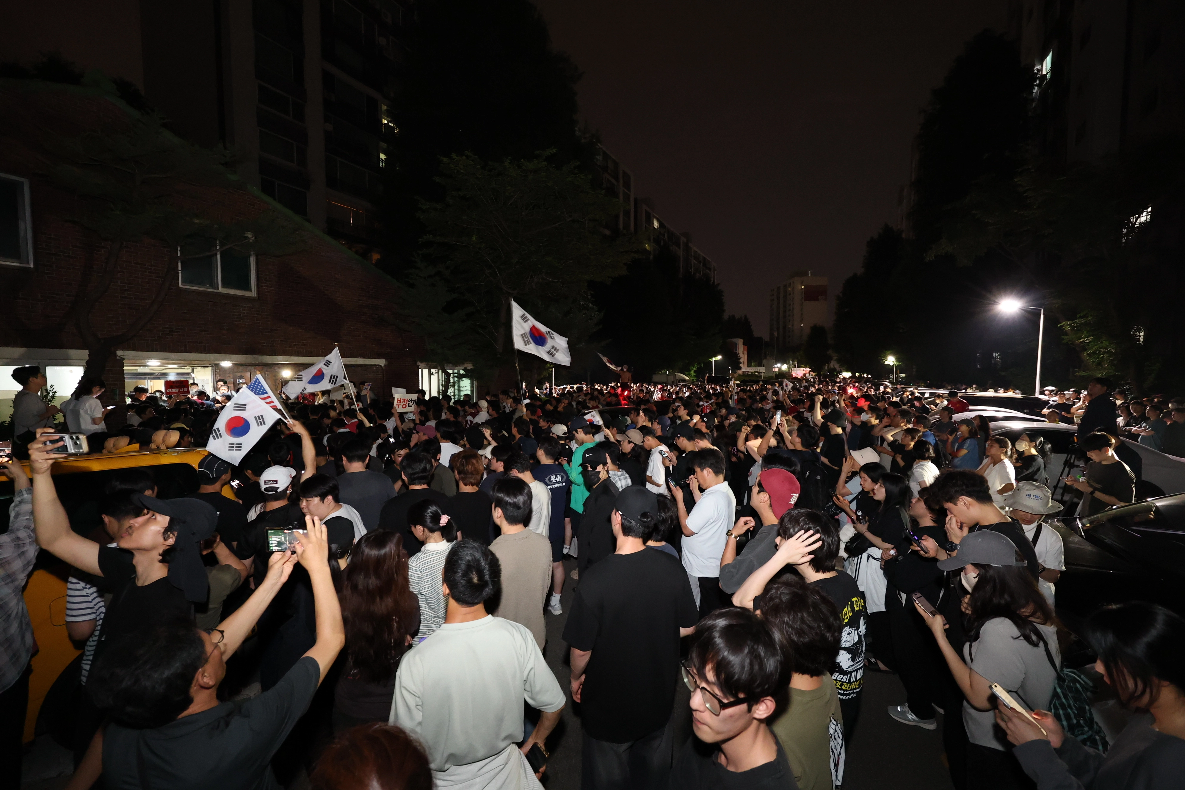 野-시민 반발 촉발된 투표용지 부족 사태  4일 새벽 제9회 전국동시지방선거 및 국회의원 재·보궐선거 본투표일에 투표용지 부족으로 투표 시간이 오후 10시까지 연장됐던 서울 송파구 잠실7동 제2투표소 앞에서 투표용지 부족 사태에 항의하는 시민 등이 모여 있다. 2026.6.4 뉴스1