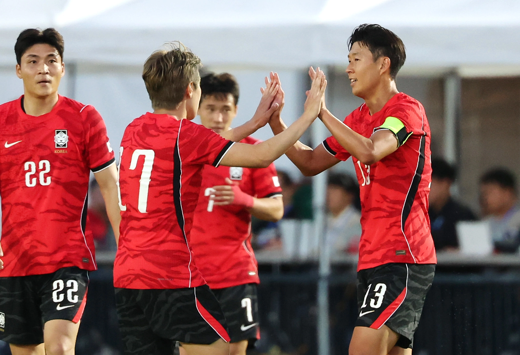평가전 끝낸 손흥민·이강인 ‘이제는 실전이다’  대한민국 축구대표팀 손흥민과 이강인이 3일(현지시간) 미국 유타주 솔트레이크시티 브리검 영 대학교 BYU 사우스필드 경기장에서 2026 국제축구연맹(FIFA) 북중미 월드컵을 앞두고 열린 대한민국과 엘살바도르의 평가전을 마치고 하이파이브를 나누고 있다. 프로보 뉴스1