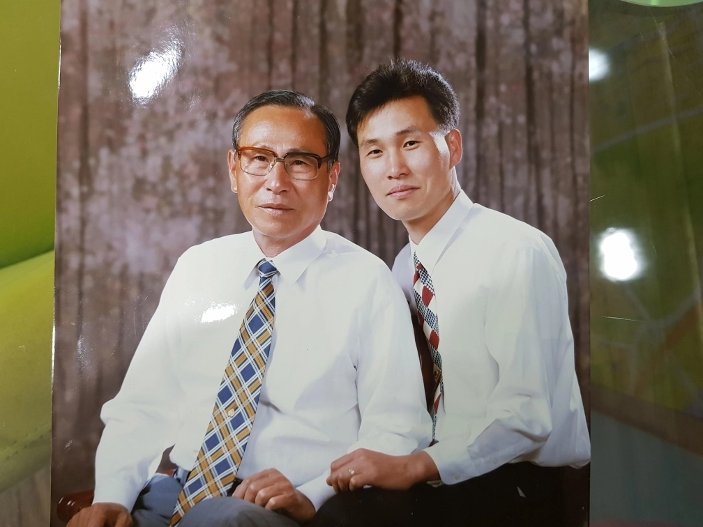 윤희신 태안군수 당선인(오른쪽)과 아버지 고 윤형상 제1·2대 태안군수. 윤 당선인 제공