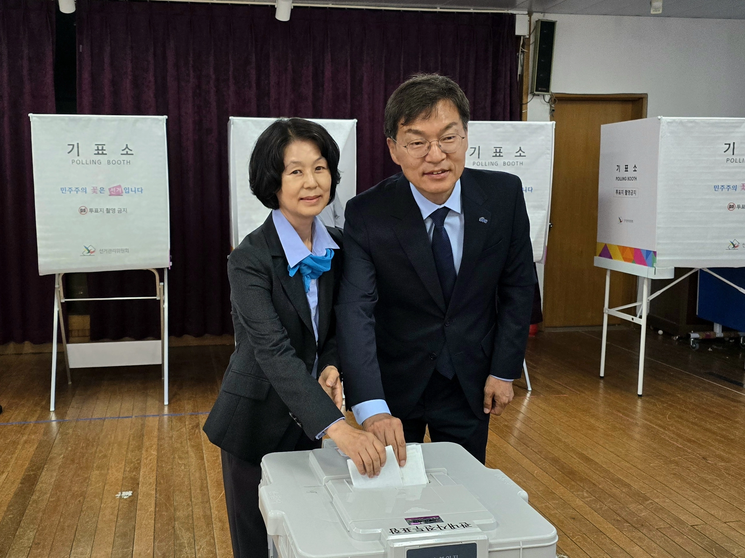 김중남 강릉시장 후보 소중한 한표  29일 김중남 더불어민주당 강릉시장 후보가 이순덕 여사와 함께 강릉초등학교에 마련된 사전투표소에서 소중한 한표를 행사하고 있다. 김중남 캠프 제공