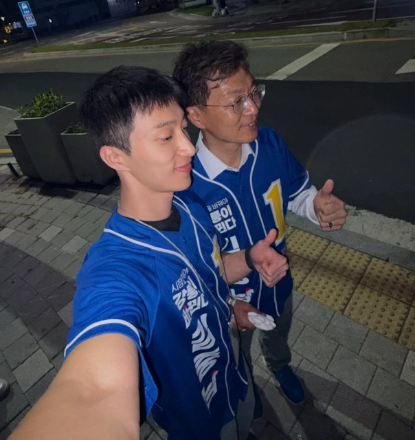 제9회 전국동시지방선거 강릉시장 선거에서 김중남 더불어민주당 후보(오른쪽)가 민주당 계열 후보로는 처음으로 강릉시장에 당선된 가운데, 김 당선인의 아들인 가수 프롬트웬티(본명 김래환·34)의 ‘아빠 사랑’이 눈길을 끌고 있다. 인스타그램 캡처