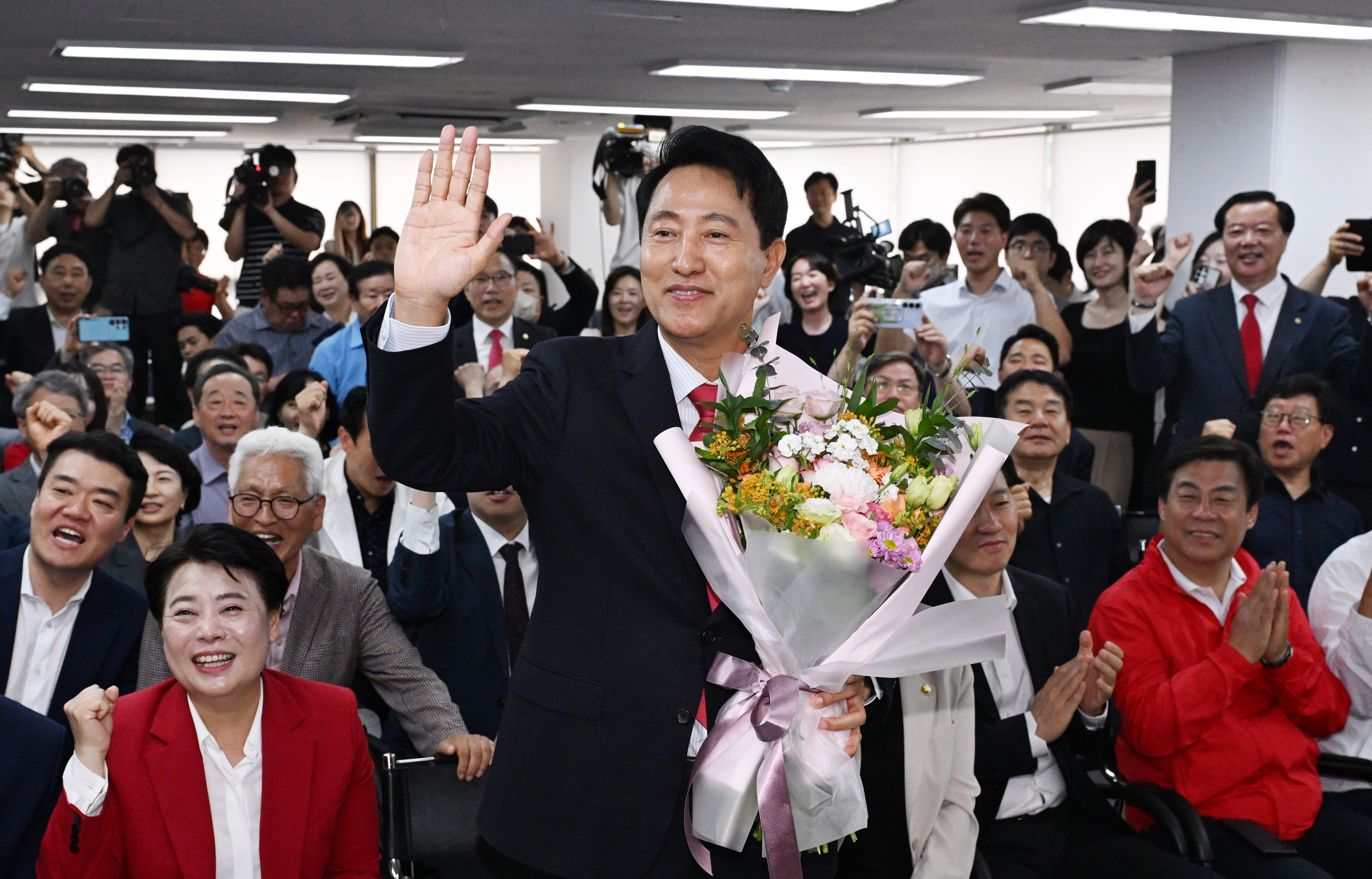 오세훈 서울시장 당선인이 4일 서울 종로구 대왕빌딩에 마련된 선거사무소에서 당선 소감을 밝힌 뒤 꽃다발을 들어 보이고 있다.
도준석 전문기자