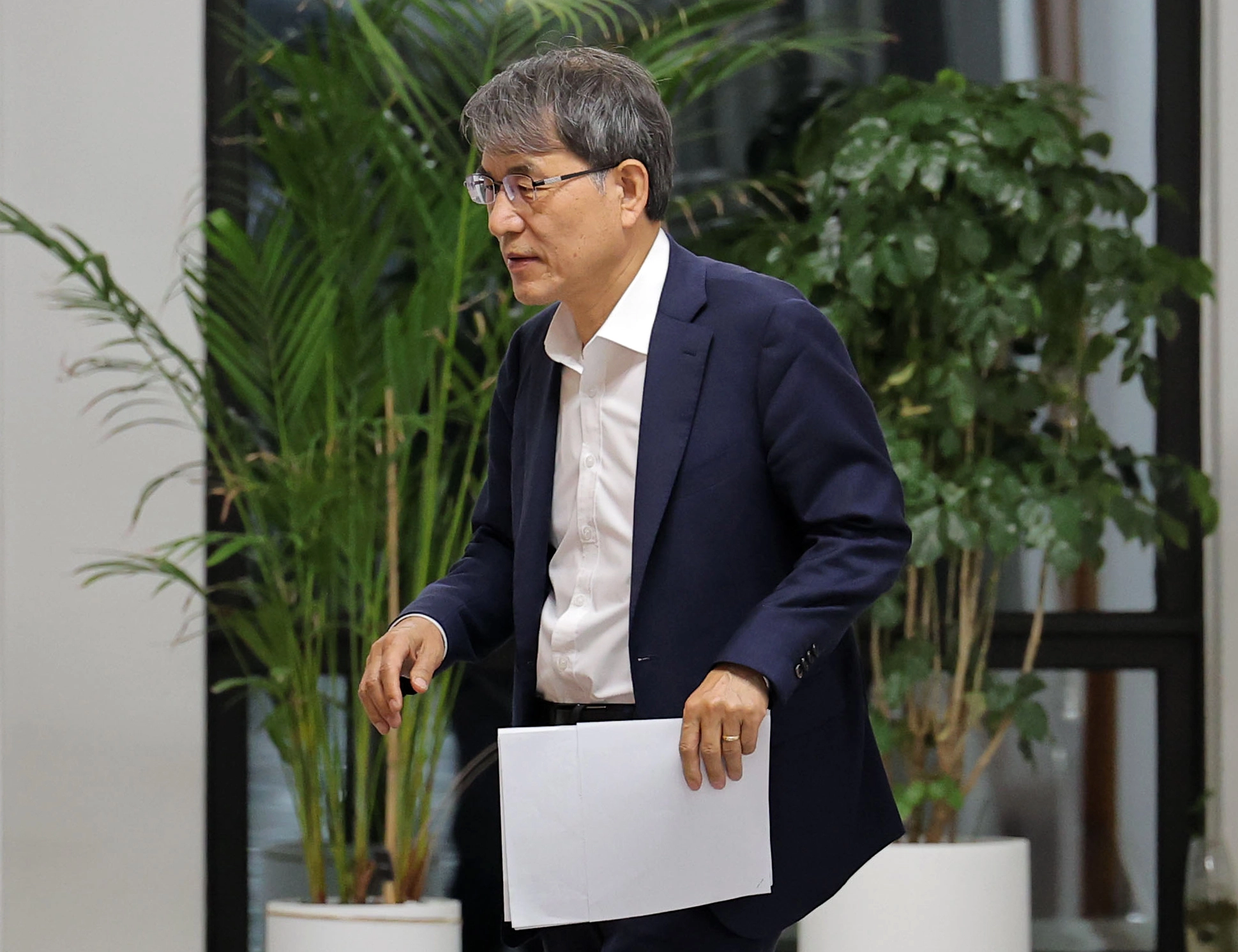 긴급위원회 마친 노태악 중앙선거관리위원장  노태악 중앙선거관리위원장이 4일 경기 과천 중앙선관위에서 열린 긴급위원회 회의를 마친 뒤 위원장실로 향하고 있다. (공동취재) 2026.6.4/뉴스1