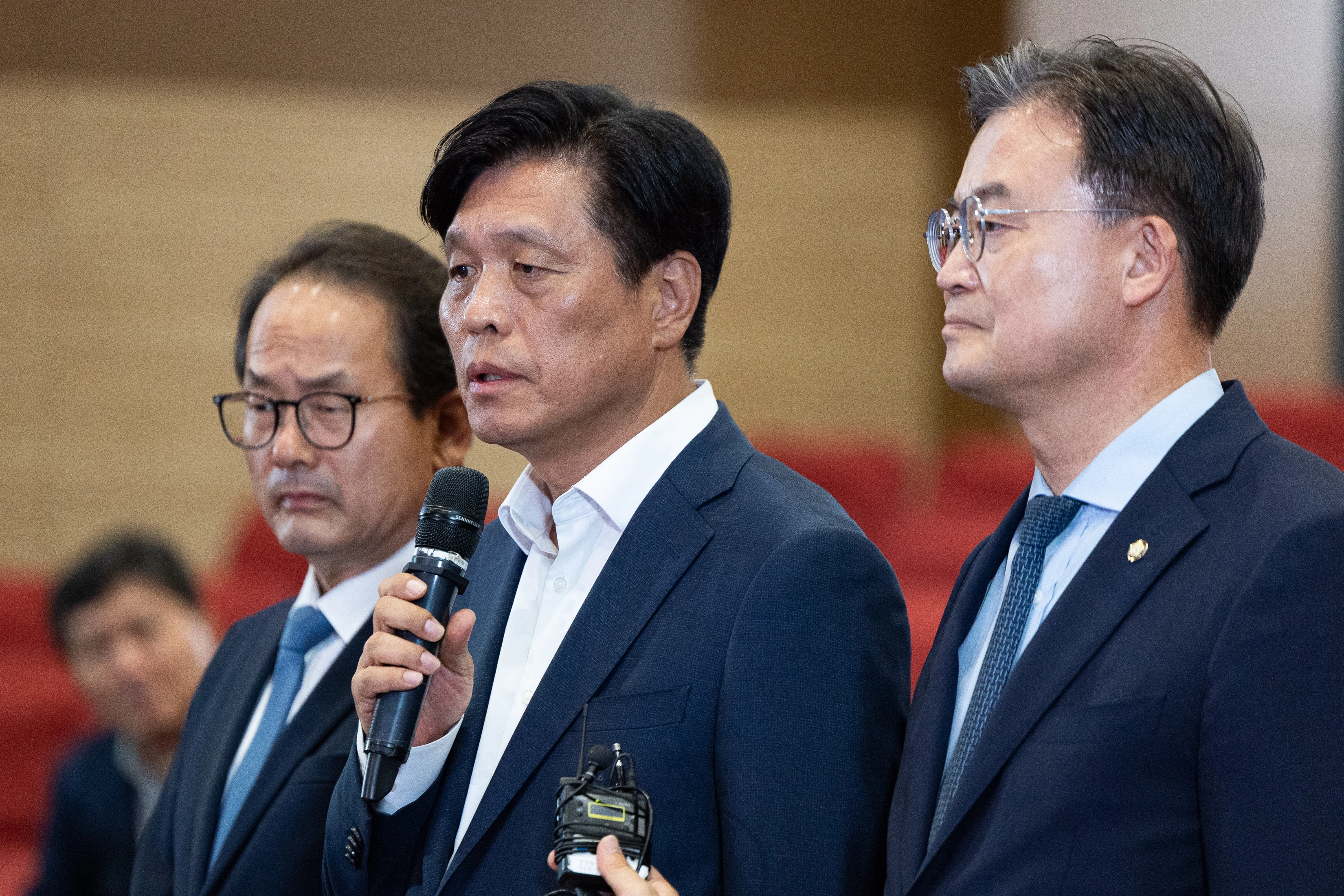 개표 상황 관련 브리핑하는 조승래 민주당 사무총장  조승래 더불어민주당 총괄선대본부장(사무총장)이 3일 서울 여의도 국회 의원회관에 마련된 제9회 전국동시지방선거 및 국회의원 재보궐 선거 개표종합상황실에서 개표 상황 관련 당 입장을 브리핑하고 있다. 왼쪽부터 더불어민주당 강준현 수석대변인, 조 총괄선대본부장, 이연희 중앙선거대책위원회 전략본부장. 2026.6.3/뉴스1