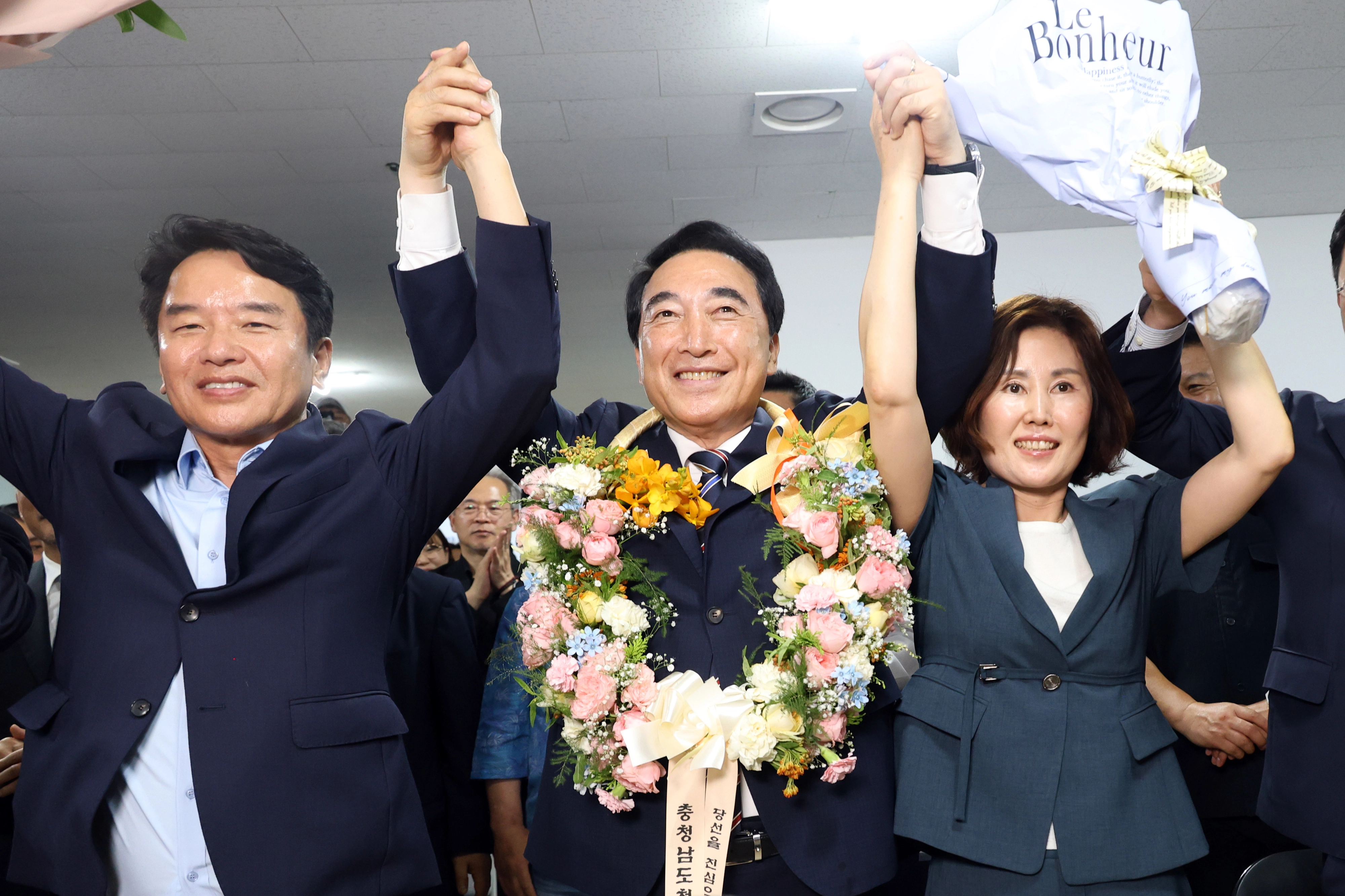 더불어민주당 박수현 충남지사 후보가 4일 충남 천안시 동남구 신부동에 있는 선거사무소에서 당선이 확실시되자 꽃다발을 들고 기념 촬영하고 있다. 2026.6.4 연합뉴스