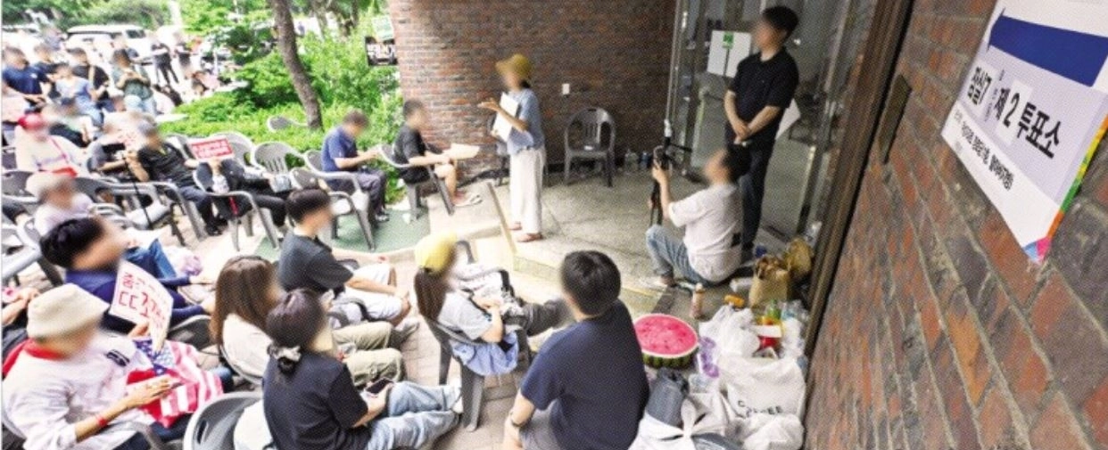 6·3 지방선거 투표용지 부족 사태가 발생한 서울 송파구 잠실7동 제2투표소에서 4일 시민들과 보수 유튜버들이 개표 중단을 요구하며 시위하고 있다. 일부 시민들이 전날 밤부터 부정선거 의혹을 제기하며 투표소 입구를 막아서면서 약 2000표가 담긴 투표함이 개표소로 이송되지 못했다.
이지훈 기자