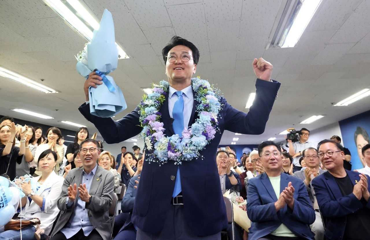안민석 경기교육감 후보가 3일 경기 수원시 선거사무실에서 당선이 확실시 된 후 환호하고 있다. 안민석 캠프 제공