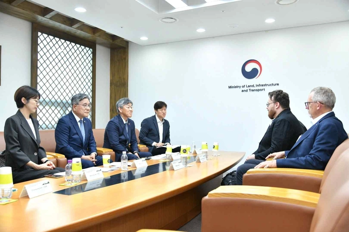 유네스코 세계유산센터, 국제기념물유적협의회(이코모스) 소속 전문가 2명이 국가유산청, 국토교통부 관계자들과 함께 계유산영향평가(HIA)의 방향성 등을 논의하고 있다.
국가유산청 제공