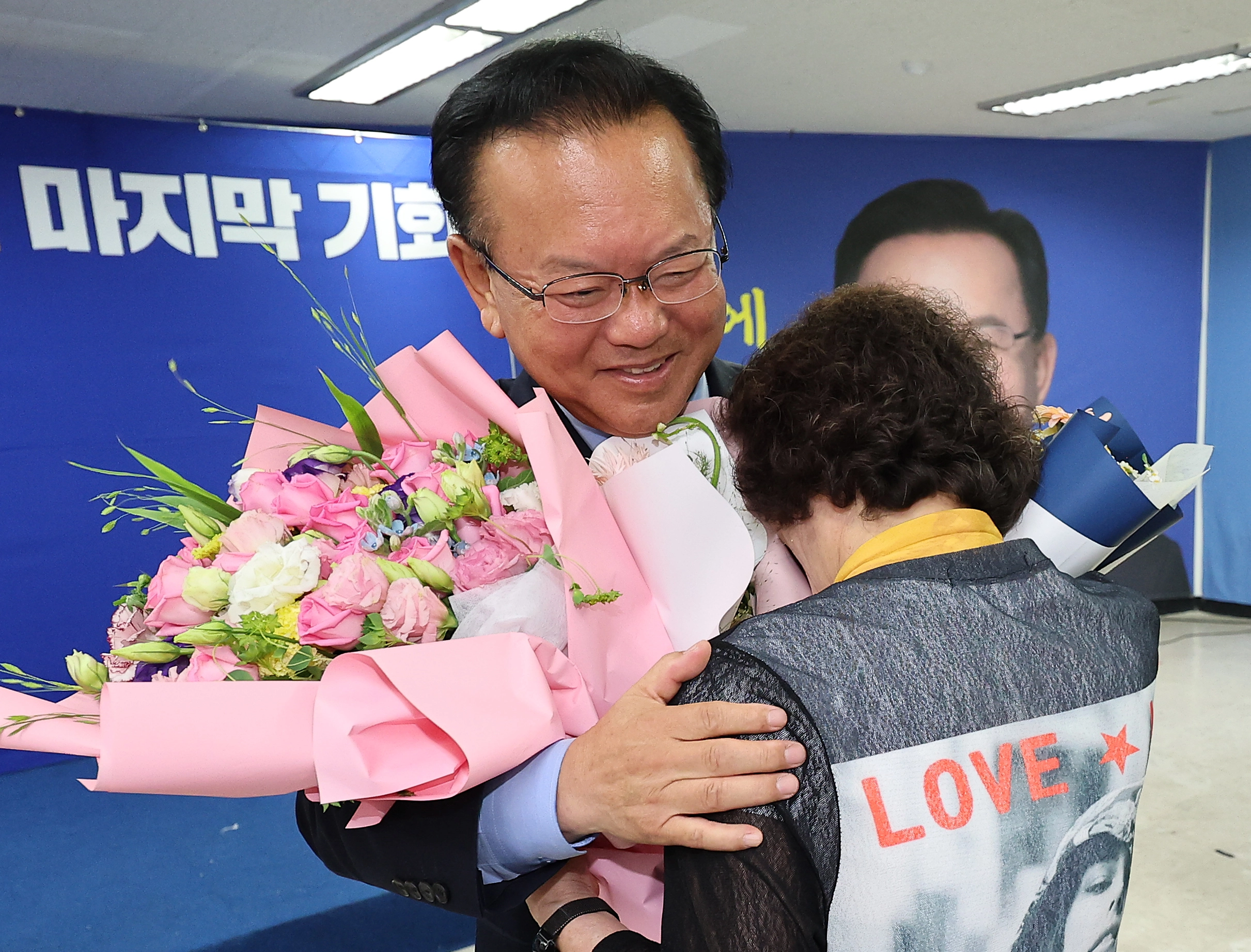 지지자들에게 꽃다발 받는 김부겸  제9회 전국동시지방선거 대구시장 선거에서 낙선한 김부겸 더불어민주당 후보가 4일 대구 달서구 선거사무소에서 열린 캠프 해단식에서 지지자들에게 꽃다발을 받고 있다. 2026.6.4. 연합뉴스