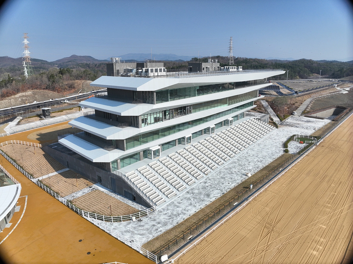 영천경마공원 관람대. 
한국마사회 제공