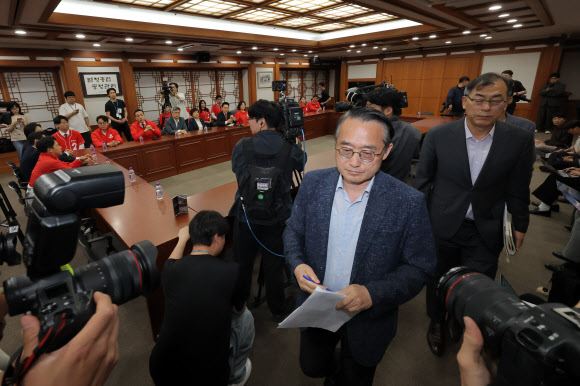 허철훈 중앙선거관리위원회 사무총장이 6·3 지방선거 본투표일인 3일 경기 과천 중앙선관위에서 투표용지 부족 사태 관련 국민의힘 장동혁 상임선거대책위원장의 노태악 위원장과의 면담 요구를 받은 뒤 이동하고 있다. 2026.6.3  연합뉴스