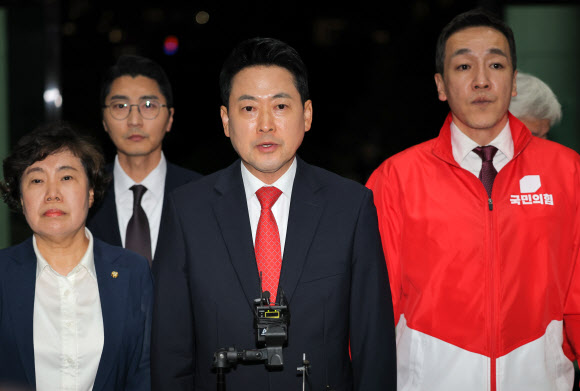 국민의힘 장동혁 상임선거대책위원장이 6·3 지방선거 본투표일인 3일 투표용지 부족 사태와 관련해 경기 과천 중앙선관위를 항의 방문해 발언하고 있다. 2026.6.3  연합뉴스