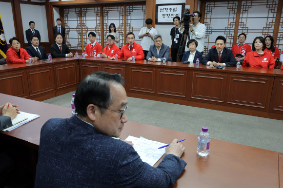 국민의힘 장동혁 상임선거대책위원장이 6·3 지방선거 본투표일인 3일 투표용지 부족 사태와 관련해 경기 과천 중앙선관위를 항의방문하고 있다. 2026.6.3  연합뉴스