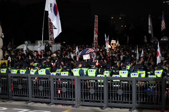 4일 경기 과천시 중앙선거관리위원회 앞에서 시민들이 제9회 전국동시지방선거 투표용지 부족 사태와 관련해 항의하며 경찰과 대치하고 있다. 2026.6.4  연합뉴스