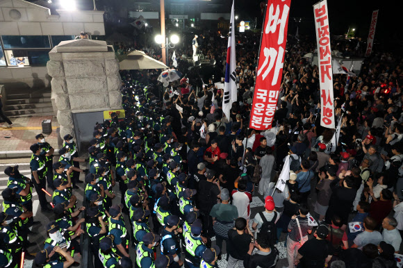 4일 경기 과천시 중앙선거관리위원회 앞에서 시민들이 제9회 전국동시지방선거 투표용지 부족 사태와 관련해 항의하며 경찰과 대치하고 있다. 2026.6.4  공동취재